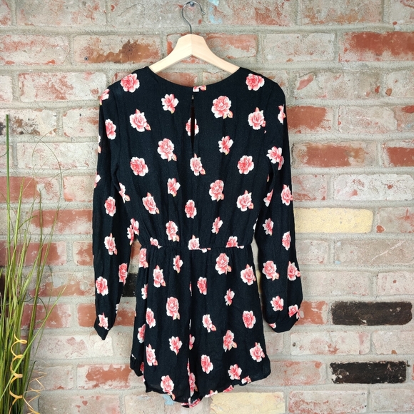 Lush Lace-up Romper - Picture 2 of 7